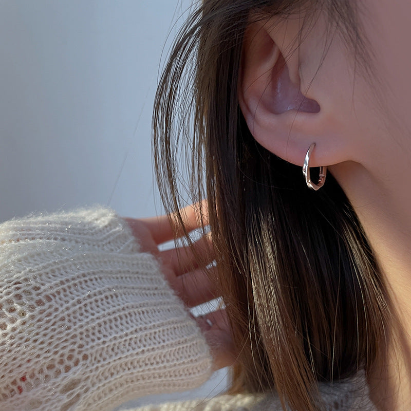 Womens Design-forward Light-luxury Stud Earrings With Circular Hoops