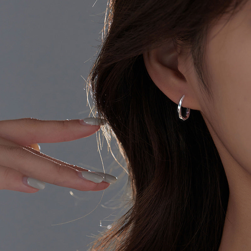 Womens Design-forward Light-luxury Stud Earrings With Circular Hoops