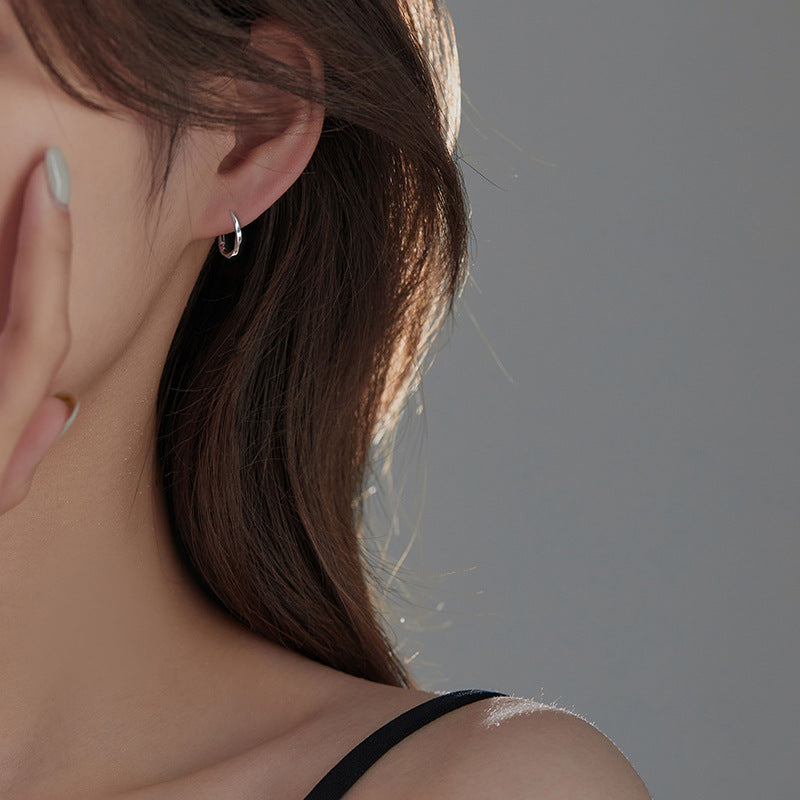 Womens Design-forward Light-luxury Stud Earrings With Circular Hoops